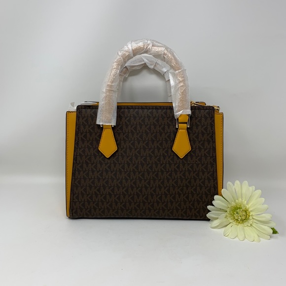 Michael Kors Hope Medium Messenger - Picture 6 of 10